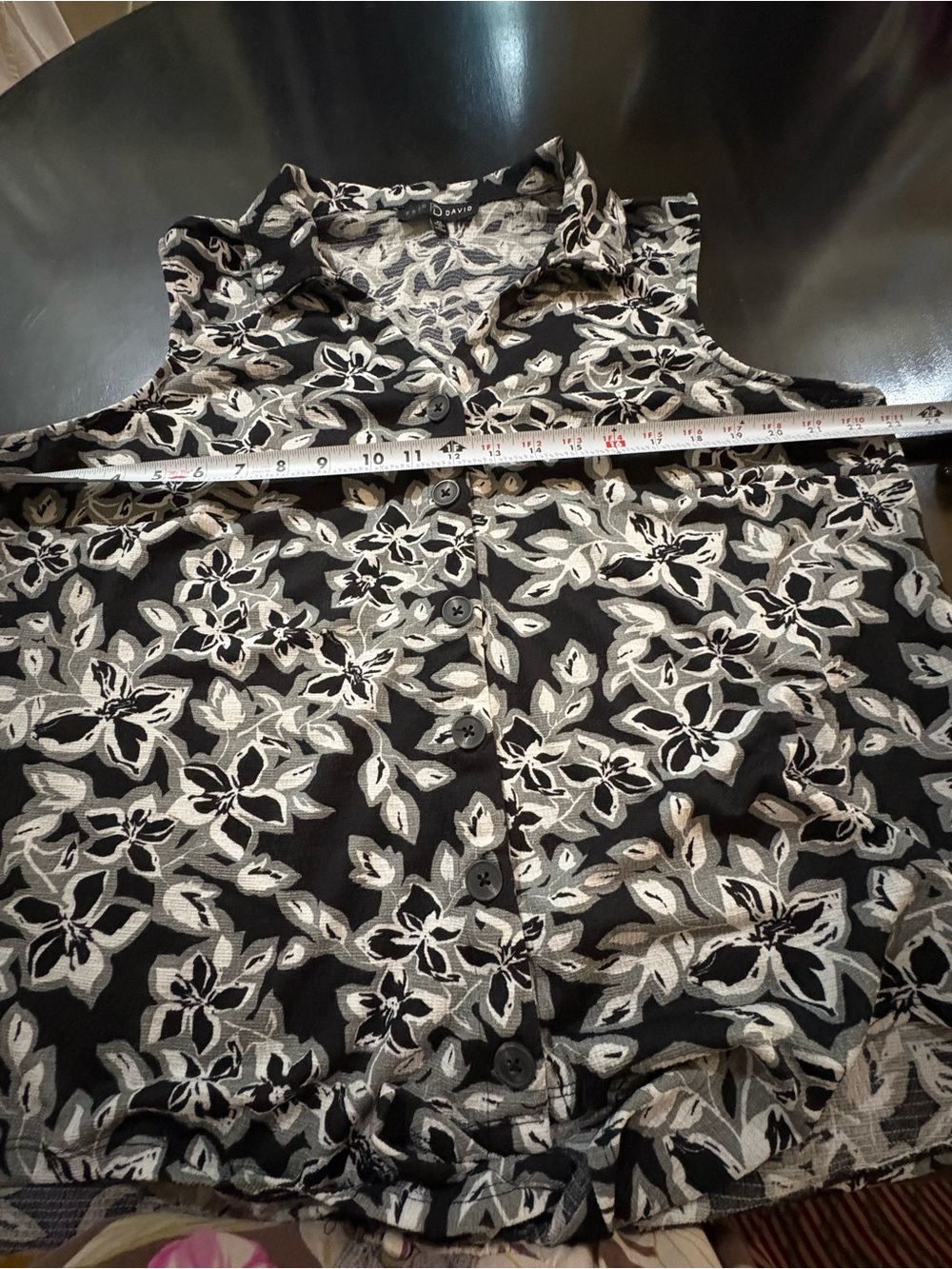 Cool Fred David Black & White Floral Collared Button-Front Tie-Hem Top - Picture 5 of 9